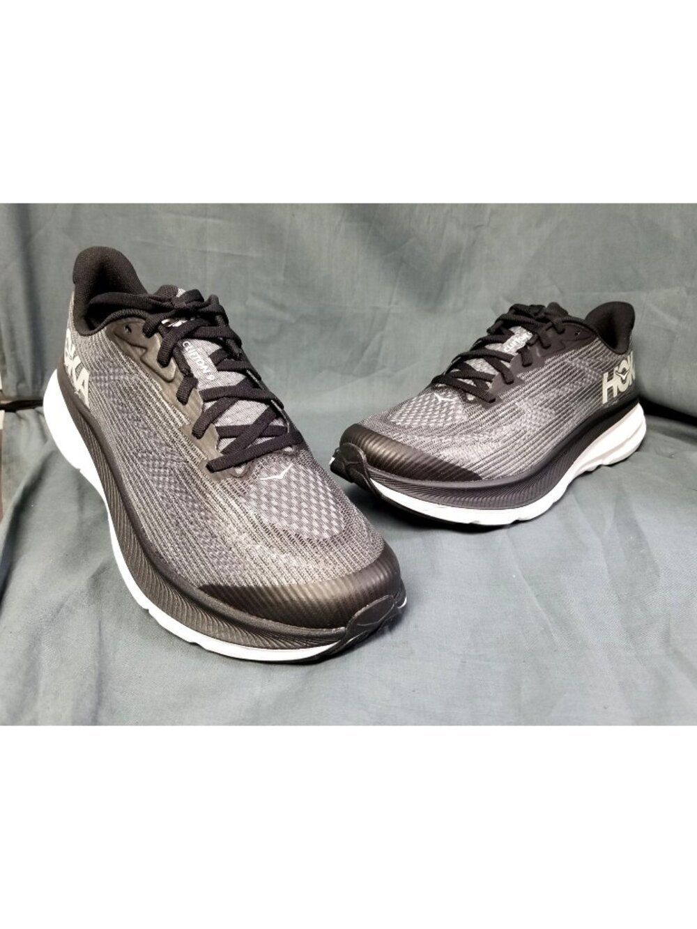 Hoka Clifton 9 Athletic Sneakers Mesh Black White Boys Size 7 NEW IN BOX!